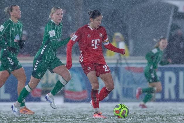 Laura Feiersinger (1. FC Köln, 27) am Ball, Einzelbild, Ganzkörper, Aktion, Action, Spielszene, DIE DFB-RICHTLINIEN UNTERSAGEN JEGLICHE NUTZUNG VON FOTOS ALS SEQUENZBILDER UND ODER VIDEOÄHNLICHE FOTOSTRECKEN. DFB REGULATIONS PROHIBIT ANY USE OF PHOTOGRAPHS AS IMAGE SEQUENCES AND OR QUASI-VIDEO., 23.11.2025, Bremen (Deutschland), Fussball, Google Pixel Frauen-Bundesliga, SV Werder Bremen - 1. FC Köln