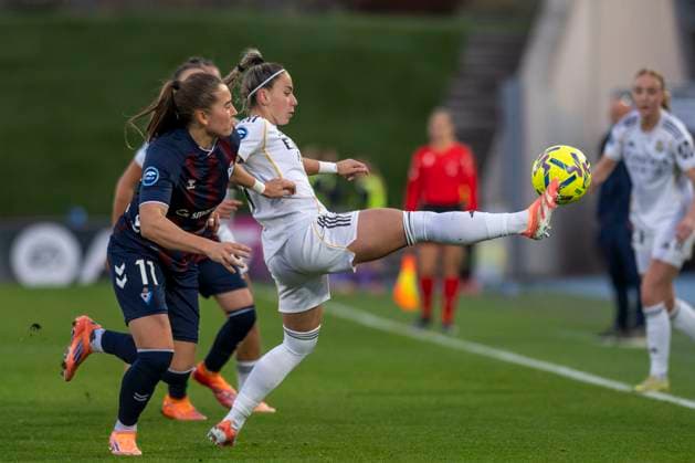 November 23, 2025, Madrid, Madrid, Spain: ATHENEA DEL CASTILLO of Real Madrid Femenino CF controls the ball during the Spanish Women League, Liga F, football match played between REAL MADRID Womens and SD EIBAR at Alfredo Di Stefano stadium on November 23, 2025, in Valdebebas, Madrid, Spain. Madrid Spain - ZUMAc312 20251123_zsp_c312_160 Copyright: xOscarxManuelxSanchezx