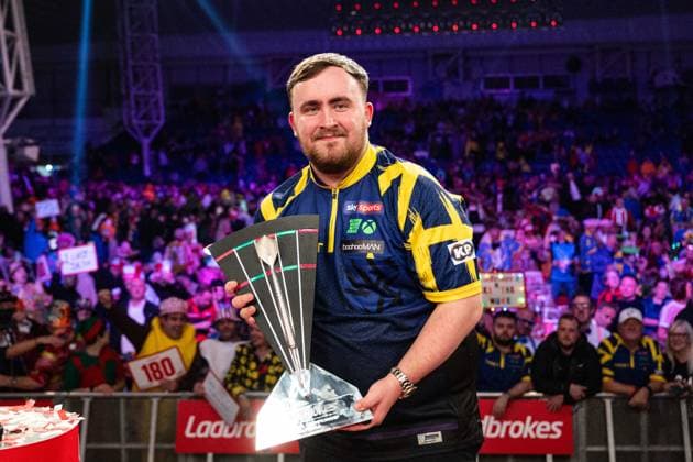 23rd November 2025, Butlins Minehead Resort, Minehead, Somerset, England; 2025 PDC Ladbrokes Players Championship Finals; Luke Littler celebrates winning the Ladbrokes Players Championship against Nathan Aspinall and holds the trophy with the fans behind  GodfreyxPitt