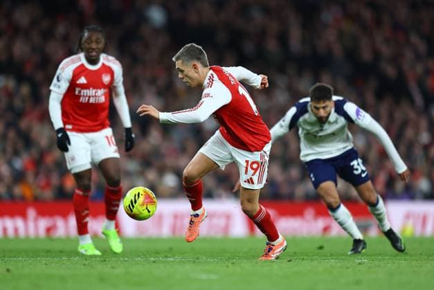 Leandro Trossard of Arsenal Arsenal v Tottenham Hotspur, Premier League, Football, Emirates Stadium, London, UK - 23 Nov 2025London Emirates Stadium United Kingdom EDITORIAL USE ONLY No use with unauthorised audio, video, data, fixture lists, club league logos or live services. Online in-match use limited to 120 images, no video emulation. No use in betting, games or single club league player publications. Copyright: xMichaelxZemanek Shutterstockx 15860967ci