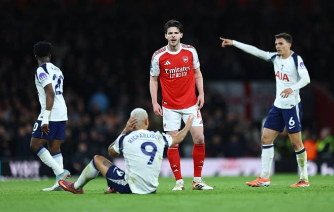 Declan Rice of Arsenal shouts at Richarlison of Tottenham Hotspur Arsenal v Tottenham Hotspur, Premier League, Football, Emirates Stadium, London, UK - 23 Nov 2025London Emirates Stadium United Kingdom EDITORIAL USE ONLY No use with unauthorised audio, video, data, fixture lists, club league logos or live services. Online in-match use limited to 120 images, no video emulation. No use in betting, games or single club league player publications. Copyright: xMichaelxZemanek Shutterstockx 15860967cq