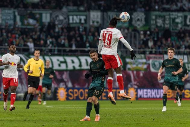 GER, Bundesliga, RB Leipzig - SV Werder Bremen. 23.11.2025, Red Bull Arena, Leipzig, GER, Bundesliga, RB Leipzig - SV Werder Bremen. Yan Diomande (RB Leipzig 49) mit einem Kopfball Â