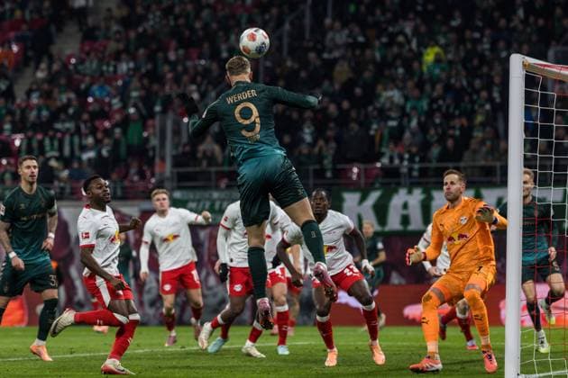 GER, Bundesliga, RB Leipzig - SV Werder Bremen. 23.11.2025, Red Bull Arena, Leipzig, GER, Bundesliga, RB Leipzig - SV Werder Bremen. Keke Maximilian Topp (SV Werder Bremen 9) mit einem Kopfball Â