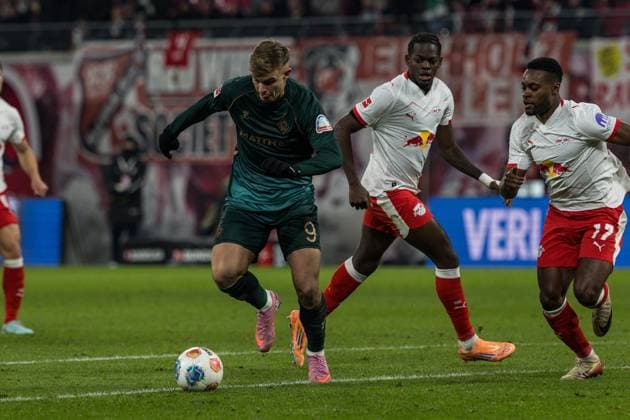 GER, Bundesliga, RB Leipzig - SV Werder Bremen. 23.11.2025, Red Bull Arena, Leipzig, GER, Bundesliga, RB Leipzig - SV Werder Bremen. Keke Maximilian Topp (SV Werder Bremen 9) Einzelaktion Aktion Â