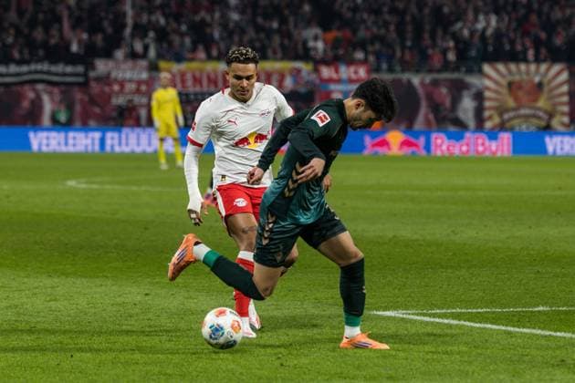 GER, Bundesliga, RB Leipzig - SV Werder Bremen. 23.11.2025, Red Bull Arena, Leipzig, GER, Bundesliga, RB Leipzig - SV Werder Bremen. Yukinari Sugawara (SV Werder Bremen 3) im Zweikampf gegen Antonio Nusa (RB Leipzig 7) Â