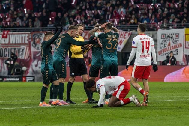 GER, Bundesliga, RB Leipzig - SV Werder Bremen. 23.11.2025, Red Bull Arena, Leipzig, GER, Bundesliga, RB Leipzig - SV Werder Bremen. Marco Friedl (SV Werder Bremen 32), Keke Maximilian Topp (SV Werder Bremen 9) beschweren sich beim Schiedsrichter, Assan Ouedraogo (RB Leipzig 20) am Boden Â