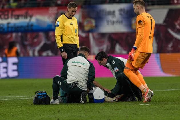 GER, Bundesliga, RB Leipzig - SV Werder Bremen. 23.11.2025, Red Bull Arena, Leipzig, GER, Bundesliga, RB Leipzig - SV Werder Bremen. Marco Grüll (SV Werder Bremen 17) wird behandelt Â