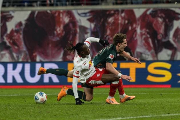 GER, Bundesliga, RB Leipzig - SV Werder Bremen. 23.11.2025, Red Bull Arena, Leipzig, GER, Bundesliga, RB Leipzig - SV Werder Bremen. Yan Diomande (RB Leipzig 49) im Zweikampf gegen Jens Stage (SV Werder Bremen 6) Â