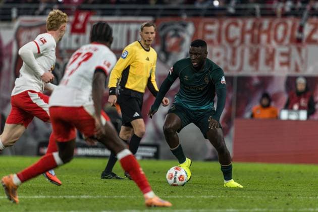 GER, Bundesliga, RB Leipzig - SV Werder Bremen. 23.11.2025, Red Bull Arena, Leipzig, GER, Bundesliga, RB Leipzig - SV Werder Bremen. Victor Okoh Boniface (SV Werder Bremen 44) Â