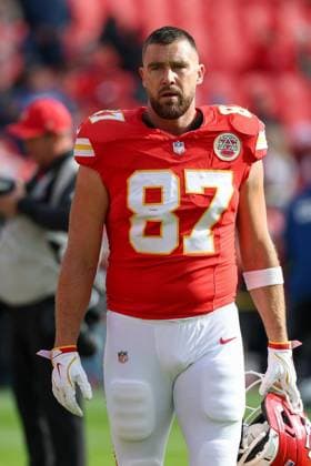 November 23, 2025: Kansas City Chiefs tight end Travis Kelce (87) is seen during warmups before an NFL, American Football Herren, USA football game against the Indianapolis Colts at GEHA Field at Arrowhead Stadium in Kansas City, MO. CSM Kansas City United States of America - ZUMAc04_ 20251123_zma_c04_284 Copyright: xDavidxSmithx