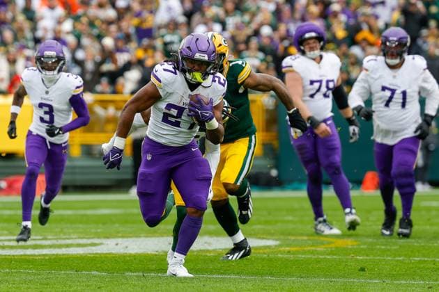 November 23, 2025: Minnesota Vikings running back Jordan Mason (27) running the ball during the NFL, American Football Herren, USA football game between the Minnesota Vikings and the Green Bay Packers at Lambeau Field in Green Bay, Wisconsin. CSM Green Bay United States of America - ZUMAc04_ 20251123_zma_c04_329 Copyright: xDarrenxLeex