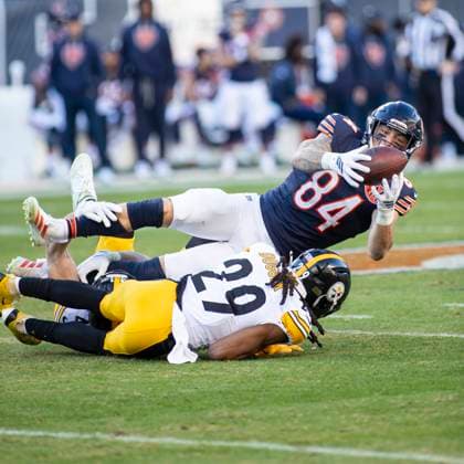 November 23, 2025, Chicago, Illinois, USA: Chicago Bears COLSTON LOVELAND (84) catches the ball over Pittsburgh Steelers KYLE DUGGER (29) during the NFL, American Football Herren, USA game in Chicago. Chicago USA - ZUMAc04_ 20251123_zma_c04_255 Copyright: xMikexWulfx