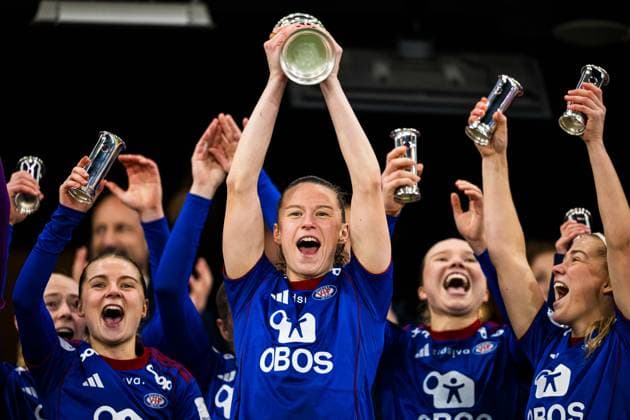 251123 Synne Skinnes Hansen of Valerenga celebrates with the trophy after the cup final between Rosenborg and Valerenga on November 23, 2025 in Oslo. Photo: Marius Simensen BILDBYRAN Cop 238 MM0050 bbeng cup cupfinale dam football fotball fotboll nm norgesmesterskapet rosenborg vif valerenga *** 251123 Synne Skinnes Hansen of Valerenga celebrates with the trophy after the cup final between Rosenborg and Valerenga on November 23, 2025 in Oslo Photo Marius Simensen BILDBYRAN Cop 238 MM0050 bbeng cup cupfinale dam fotball fotball nm norgesmesterskapet rosenborg vif valerenga  Copyright: MARIUSxSIMENSEN BB251123ZG060