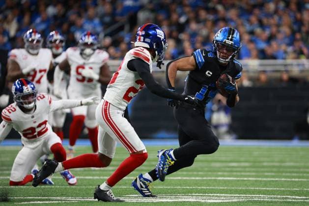 New York Giants vs Detroit Lions DETROIT,MICHIGAN-NOVEMBER 23: Detroit Lions wide receiver Amon-Ra St. Brown 14 runs the ball during the second half of an NFL, American Football Herren, USA football game between the New York Giants and the Detroit Lions in Detroit, Michigan USA, on Sunday, November 23, 2025 Detroit Michigan United States  Copyright: xJorgexLemusx originalFilename:lemus-newyorkg251123_np3vO.jpg