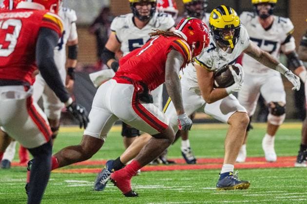 November 22, 2025, Port Chester, New York, USA: Michigan Wolverines tight end Marlin Klein (17) runs with the ball during NCAA, College League, USA Football game between Michigan Wolverines and Maryland Terrapins at SECU Stadium Port Chester USA - ZUMAc268 20251122_zsp_c268_005 Copyright: xJamesxPatrickxCooperx