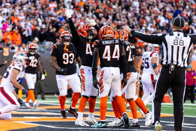 November 23, 2025: Cincinnati Bengals defenders react to making fourth down stop during NFL, American Football Herren, USA game action against the New England Patriots at Paycor Stadium in Cincinnati, Ohio. CSM Cincinnati United States of America - ZUMAc04_ 20251123_zma_c04_476 Copyright: xJohnxMersitsx