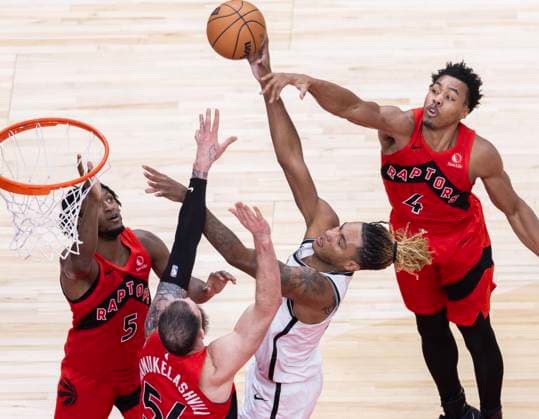 (251124) -- TORONTO, Nov. 24, 2025 -- Noah Clowney (2nd R) of Brooklyn Nets makes a jump hook shot during the 2025-2026 NBA, Basketball Herren, USA regular season game between Toronto Raptors and Brooklyn Nets in Toronto, Canada, on Nov. 23, 2025. (Photo by Xinhua) (SP)CANADA-TORONTO-BASKETBALL-NBA-NETS VS RAPTORS ZouxZheng 