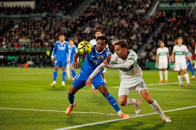 Elche CF Vs Real Madrid FC in Elche, Spain - 23 Nov 2025 Rodrygo Silva de Goes (Real Madrid FC) and David Affengruber (Elche CF) seen in action during the LaLiga EA SPORTS game between teams of Elche CF and Real Madrid FC at Estadio Manuel Martinez Valero. Final score; Elche CF 2:2 Real Madrid FC Elche Spain Copyright: xMaciejxRogowskix xSOPAxImagesx mrogowski_elche_realmadrid_2526-06