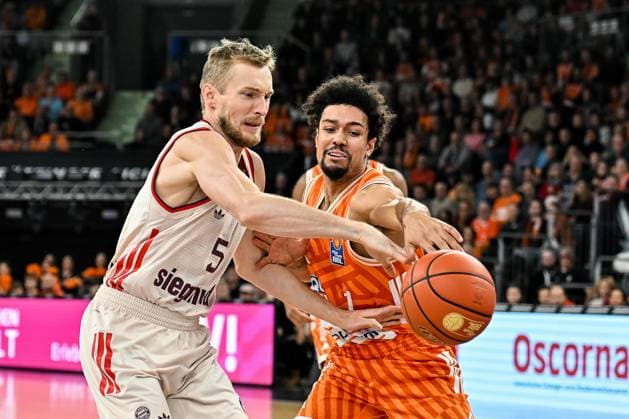 GER, BBL, ratiopharm Ulm vs FC Bayern München 23.11.2025, ratiopharm arena, Neu-Ulm, GER, BBL, ratiopharm Ulm vs FC Bayern München, im Bild Niels Giffey (Muenchen, 5), Len Schoormann (Ulm, 1)