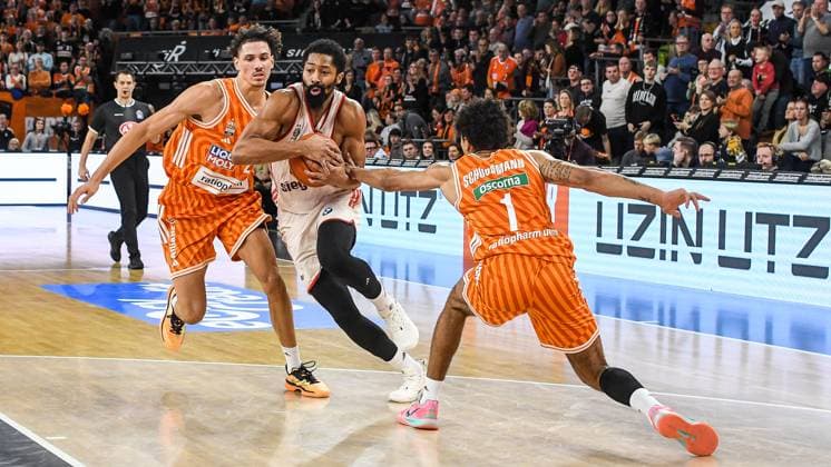 GER, BBL, ratiopharm Ulm vs FC Bayern München 23.11.2025, ratiopharm arena, Neu-Ulm, GER, BBL, ratiopharm Ulm vs FC Bayern München, im Bild Alec Anigbata (Ulm, 21), Spencer Dinwiddie (Muenchen, 26), Len Schoormann (Ulm, 1)