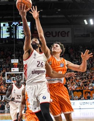 GER, BBL, ratiopharm Ulm vs FC Bayern München 23.11.2025, ratiopharm arena, Neu-Ulm, GER, BBL, ratiopharm Ulm vs FC Bayern München, im Bild Spencer Dinwiddie (Muenchen, 26), Alec Anigbata (Ulm, 21)
