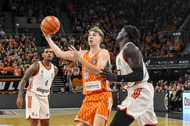 GER, BBL, ratiopharm Ulm vs FC Bayern München 23.11.2025, ratiopharm arena, Neu-Ulm, GER, BBL, ratiopharm Ulm vs FC Bayern München, im Bild Tobias Brahe Jensen (Ulm, 7), Wenyen Gabriel (Muenchen, 32)