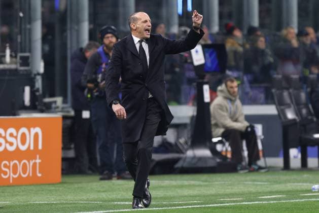 FC Inter vs AC Milan Italy, Milan, 2025 11 23: Max Allegri (AC Milan manager) gives advices in the first half during soccer game FC Inter vs AC Milan, Serie A Enilive 2025-2026 day 12 at San Siro Stadium Milan Lombardy Italy Copyright: xFabrizioxAndreaxBertanix