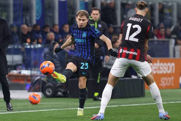 FC Inter vs AC Milan Italy, Milan, 2025 11 23: Adrien Rabiot, NicolÃ² Barella (FC Inter) pass shot in front court in the first half during soccer game FC Inter vs AC Milan, Serie A Enilive 2025-2026 day 12 at San Siro Stadium Milan Lombardy Italy Copyright: xFabrizioxAndreaxBertanix