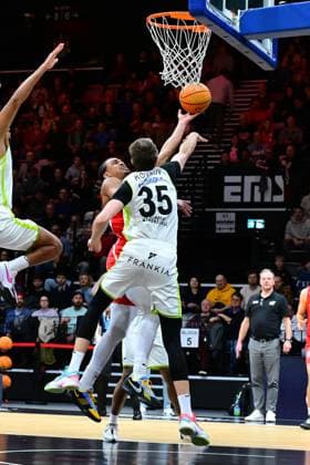 23.11.2025 - Basketball - Saison 2025 2026 - 2. Bundesliga Pro-A - 10. Spieltag: Nürnberg Falcons Basketball Club NBC - BBC Bayreuth - AlSch - xalxscx - Evan Derek Taylor (10, Nürnberg Falcons BC NBC ) Artem Kovalov (35, BBC Bayreuth )