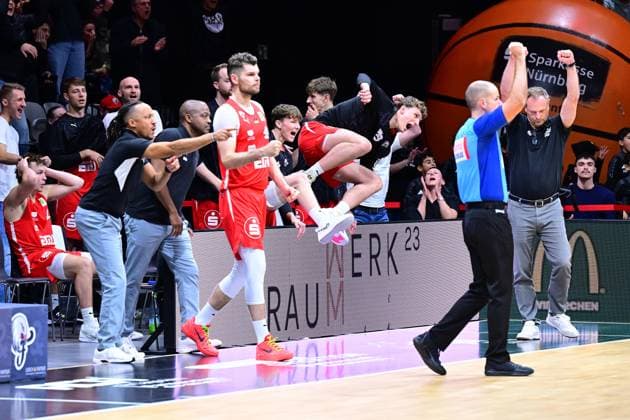 23.11.2025 - Basketball - Saison 2025 2026 - 2. Bundesliga Pro-A - 10. Spieltag: Nürnberg Falcons Basketball Club NBC - BBC Bayreuth - AlSch - xalxscx - NBC Falcons Nürnberg jubelt freut sich nach ende der Partie