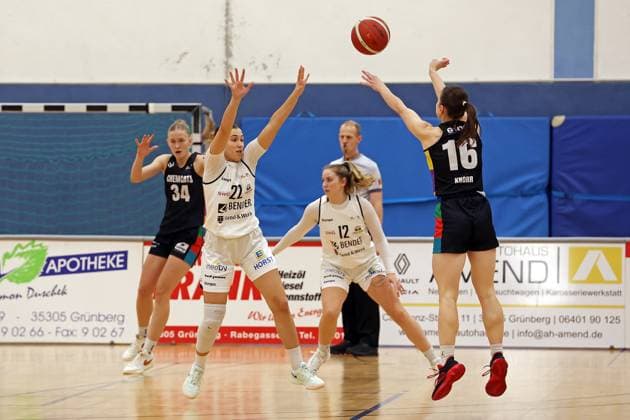 23.11.2025, xovx, Basketball DBBL, 2. Damen Basketball Bundesliga Nord, Bender Baskets Grünberg - ChemCats Chemnitz v.l. Lilly Küppers (ChemCats Chemnitz), Katharina Quapil (Bender Baskets Grünberg), Emma Kramer (Bender Baskets Grünberg), Leni Knorr (ChemCats Chemnitz) Grünberg Sporthalle Theo-Koch-Schule Hessen Deutschland (DE)