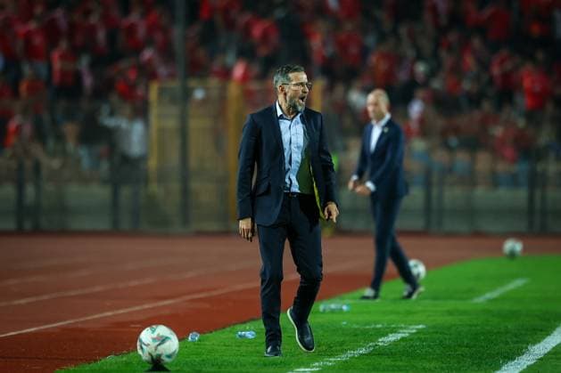 Al Ahly FC v JS Kabylie - CAF Champions League Coach Josef Zinnbauer of JS Kabylie is present during the CAF Champions League match between Al Ahly FC and JS Kabylie at Cairo International Stadium in Cairo, Egypt, on November 22, 2025. Cairo Egypt  Copyright: xAymanxArefx originalFilename:aref-notitle251122_np3oa.jpg