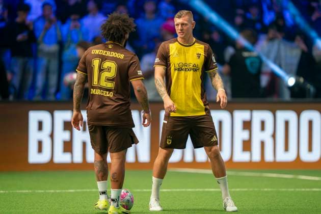 Toni Kroos und Marcelo (ehemalige Fussballer von Real Madrid) mit Loreal (L OREAL) Werbung auf der Brust. 23.11.2025, Fussball, The Icon League, GER, Bremen, ÖVB Arena Copyright: HMBxMedia xMarcoxBader