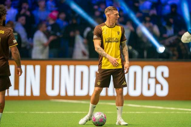 Toni Kroos (ehemaliger Fussballer von Real Madrid) mit Loreal (L OREAL) Werbung auf der Brust 23.11.2025, Fussball, The Icon League, GER, Bremen, ÖVB Arena Copyright: HMBxMedia xMarcoxBader