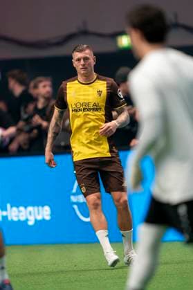 Toni Kroos (ehemaliger Fussballer von Real Madrid) mit Loreal (L OREAL) Werbung auf der Brust 23.11.2025, Fussball, The Icon League, GER, Bremen, ÖVB Arena Copyright: HMBxMedia xMarcoxBader