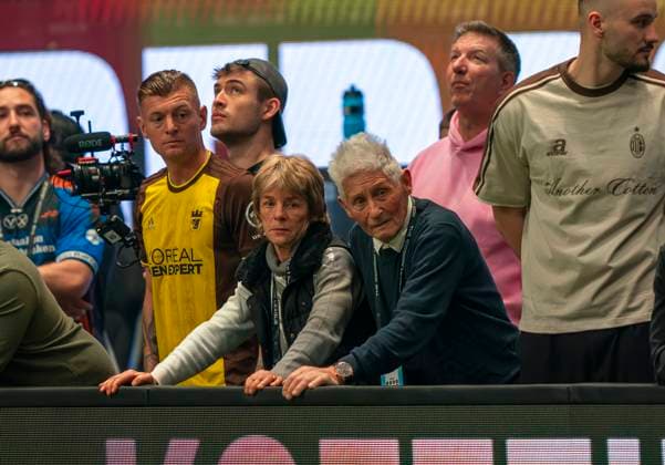 Toni Kroos (ehemaliger Fussballer von Real Madrid) mit seiner Mutter Birgit Kroos und Opa Heinz. v.l.n.r. 23.11.2025, Fussball, The Icon League, GER, Bremen, ÖVB Arena Copyright: HMBxMedia xMarcoxBader