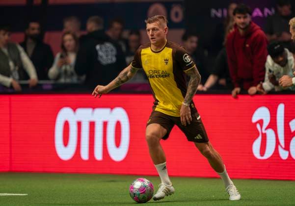 Toni Kroos (ehemaliger Fussballer von Real Madrid) mit Loreal (L OREAL) Werbung auf der Brust 23.11.2025, Fussball, The Icon League, GER, Bremen, ÖVB Arena Copyright: HMBxMedia xMarcoxBader
