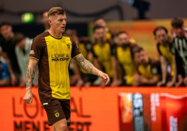 Toni Kroos (ehemaliger Fussballer von Real Madrid) mit Loreal (L OREAL) Werbung auf der Brust 23.11.2025, Fussball, The Icon League, GER, Bremen, ÖVB Arena Copyright: HMBxMedia xMarcoxBader