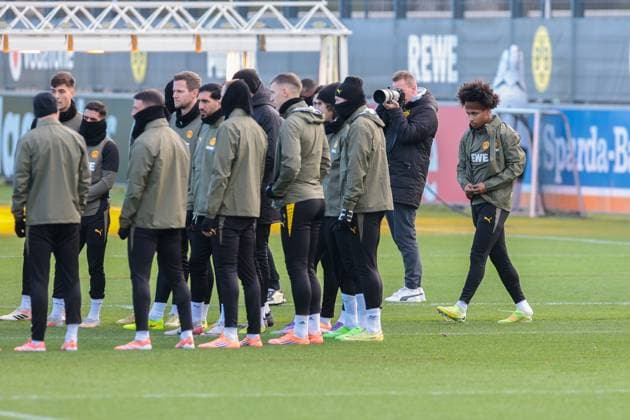 24.11.2025, Fussball, Saison 2025 2026, UCL, Abschlusstraining Borussia Dortmund, Karim Adeyemi (Borussia Dortmund) kommt zu spät zur Ansprache, Dortmund Trainingsgelände BVB NRW Deutschland xRHR-FOTO DEx Copyright: DennisxEwert RHR-FOTOx RHR-FOTO DE