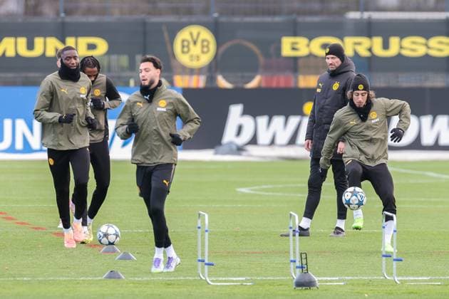 24.11.2025, Fussball, Saison 2025 2026, UCL, Abschlusstraining Borussia Dortmund, v. l. Serhou Guirassy (Borussia Dortmund), Ramy Bensebaini (Borussia Dortmund), Athletiktrainer Mathias Kolodziej (Borussia Dortmund), Fabio Silva (Borussia Dortmund), Dortmund Trainingsgelände BVB NRW Deutschland xRHR-FOTO DEx Copyright: DennisxEwert RHR-FOTOx RHR-FOTO DE