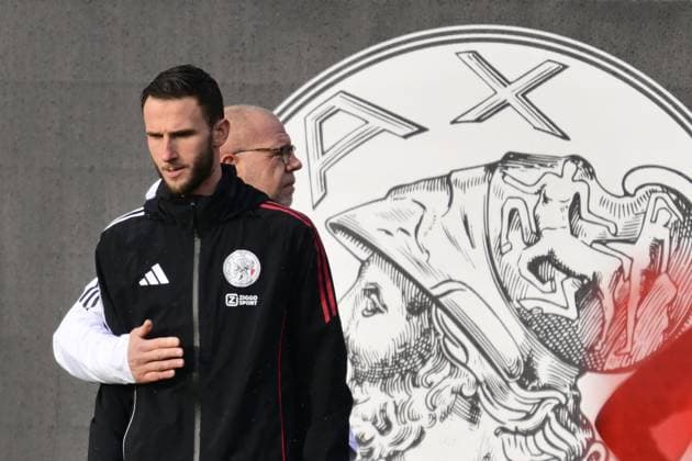 AMSTERDAM - Ajax coach Fred Grim and Branco van der Boomen during a training session at the Toekomst stadium in Amsterdam, Netherlands, in preparation for the Champions League match against Benfica, November 24, 2025. ANP OLAF KRAAK xVIxANPxSportx xxANPxIVx 542952198 originalFilename: 542952198.jpg