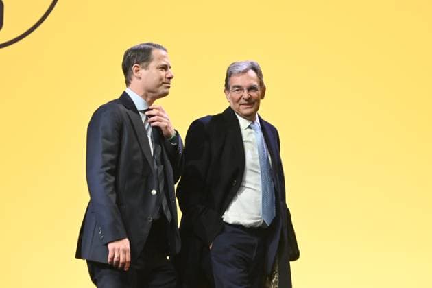 v.l. Lars RICKEN, Vorstandsmitglied, Prof. Dr. Bernhard Pellens, Aufsichtsratsmitglied, Hauptversammlung der Borussia Dortmund GmbH & Co. KGaA, Dortmunder Westfalenhalle, 24.11.2025 oÂ