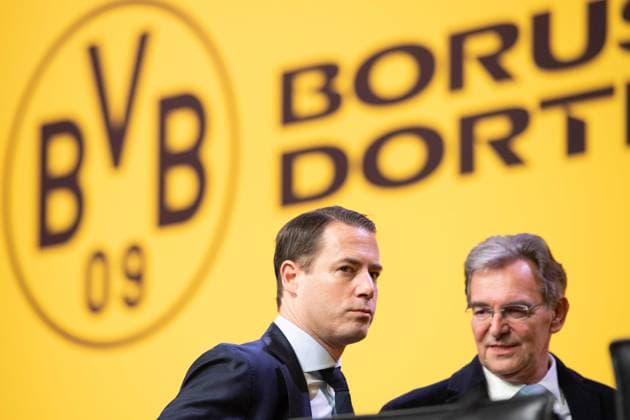 v.l. Lars RICKEN, Vorstandsmitglied, Prof. Dr. Bernhard Pellens, Aufsichtsratsmitglied, Hauptversammlung der Borussia Dortmund GmbH & Co. KGaA, Dortmunder Westfalenhalle, 24.11.2025 oÂ