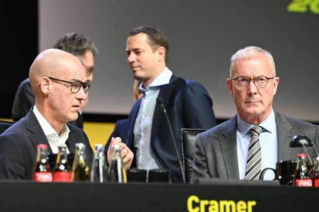 v.l. Carsten CRAMER, Vorstandsmitglied, Lars RICKEN, Vorstandsmitglied, Thomas TRESS, Treß, Vorstandsmitglied, Finanzvorstand, CFO, Hauptversammlung der Borussia Dortmund GmbH & Co. KGaA, Dortmunder Westfalenhalle, 24.11.2025 oÂ