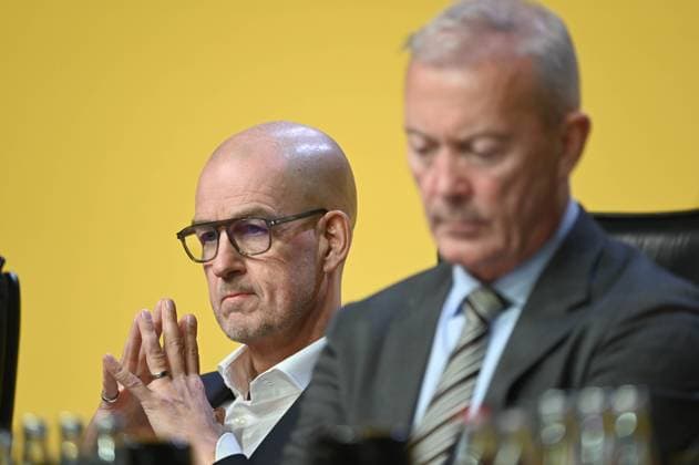 v.l. Carsten CRAMER, Vorstandsmitglied, Thomas TRESS, Treß, Vorstandsmitglied, Finanzvorstand, CFO, Hauptversammlung der Borussia Dortmund GmbH & Co. KGaA, Dortmunder Westfalenhalle, 24.11.2025 oÂ