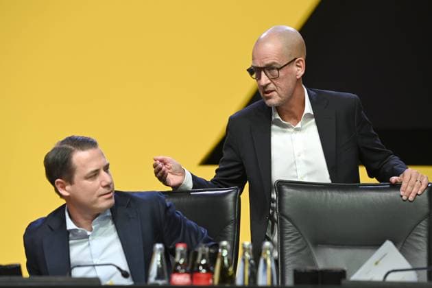 v.l. Lars RICKEN, Vorstandsmitglied, Carsten CRAMER, Vorstandsmitglied, Hauptversammlung der Borussia Dortmund GmbH & Co. KGaA, Dortmunder Westfalenhalle, 24.11.2025 oÂ
