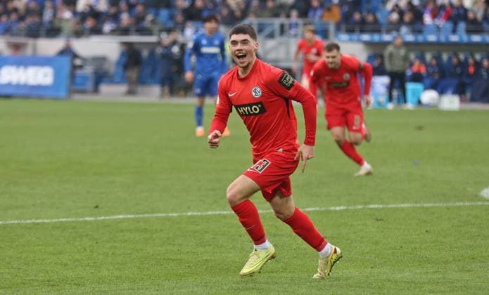 23.11.2025, Fussball, Herren, 2. Bundesliga, Saison 2025 2026, Karlsruher SC - SV 07 Elversberg, Felix Keidel (SV 07 Elversberg) bejubelt sein Siegtor zum 3:2 in Karlsruhe Karlsruhe BBBank Wildpark Baden-Württemberg Deutschland (DEU) Copyright: xFabianxKleerx
