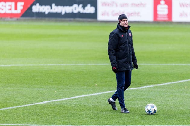 LEVERKUSEN, GERMANY - NOVEMBER 24: Kasper Hjulmand (Head Coach Bayer 04 Leverkusen) during the final training session of Bayer 04 Leverkusen before the UEFA Champions League match against ManCity at Ulrich-Haberland-Stadion on November 24, 2025 in Leverkusen, Germany. North Rhine Westphalia Germany Copyright: xBEAUTIFULxSPORTS Wunderlx