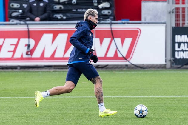 LEVERKUSEN, GERMANY - NOVEMBER 24: Robert Andrich (Bayer 04 Leverkusen, 8) with the ball during the final training session of Bayer 04 Leverkusen before the UEFA Champions League match against ManCity at Ulrich-Haberland-Stadion on November 24, 2025 in Leverkusen, Germany. North Rhine Westphalia Germany Copyright: xBEAUTIFULxSPORTS Wunderlx