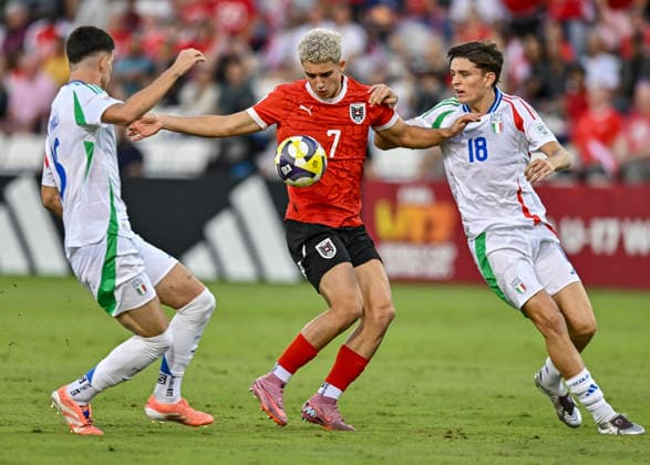 Austria v Italy : Semi-final- FIFA U-17 World Cup Qatar 2025 Nicolas Jozepovic of Austria and Federico Steffanoni of Italy in action during the FIFA U-17 World Cup Qatar 2025 Semi-final match between Austria and Italy in Doha, Qatar, on November 24, 2025. DOHA Qatar Copyright: xNOUSHADxTHEKKAYILx